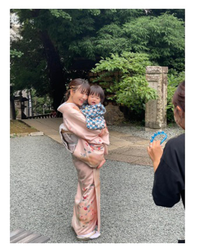 元あいのり桃がお宮参りで撮影した母子ショット