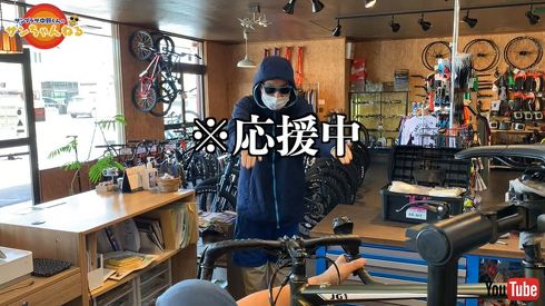 組み立てをじーっと見守るサンプラザ中野さん