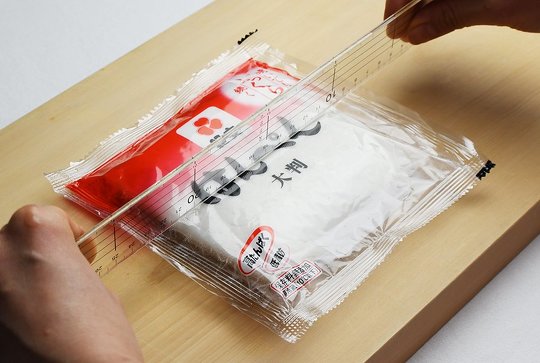 紀文食品、Twitterで“はんぺんを簡単にキレイに切れるライフハック”を紹介