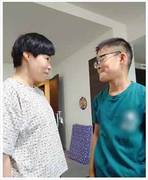 山田花子と長男の親子ショット