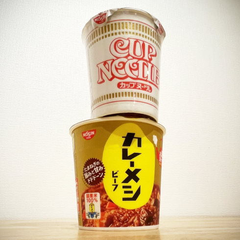 カップヌードルとカレーメシ