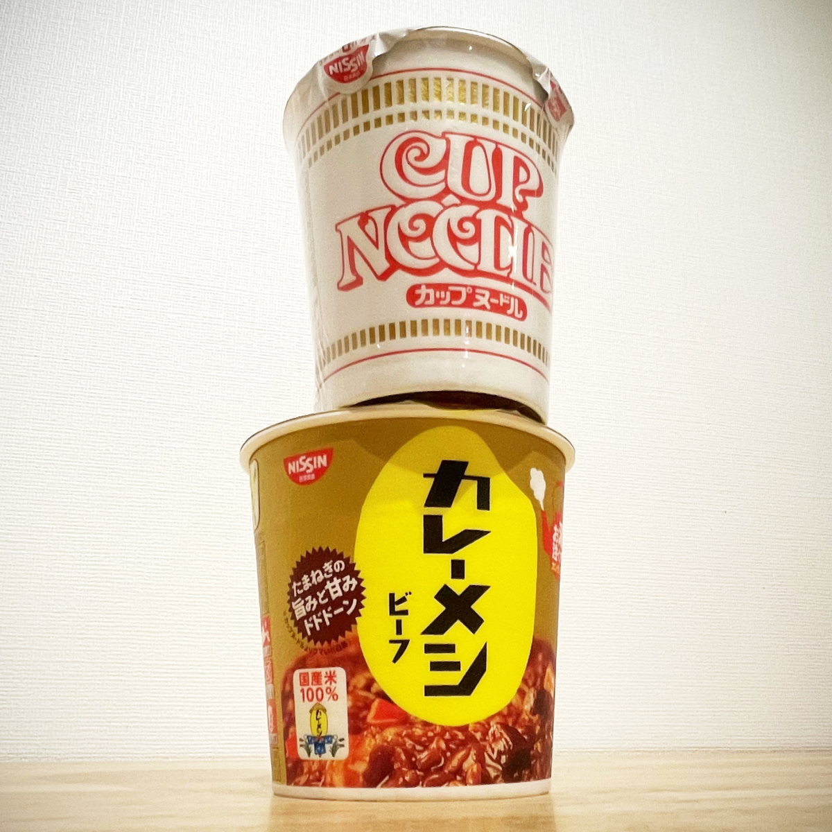 「フタ止めにちょうどいい」「お前を見下すためにここにいる」　カップヌードルとカレーメシ、謎のバチバチバトル勃発中