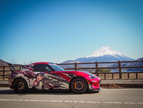 公道を走るレーシングカー」がテーマ 「ラブライブ！」ニジガク