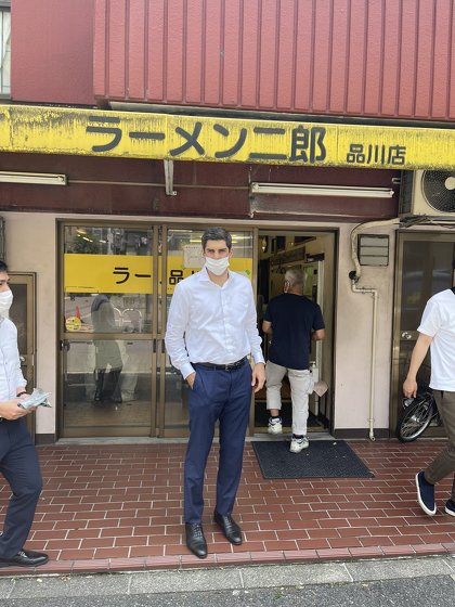 ティムラズ・レジャバ駐日ジョージア大使「ラーメン二郎」へ“表敬訪問”