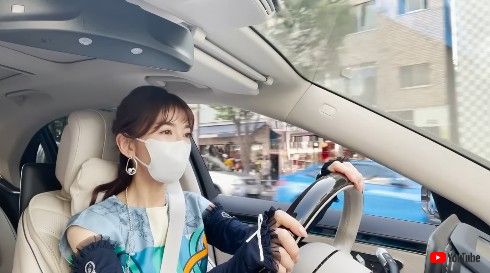 車を運転する君島十和子