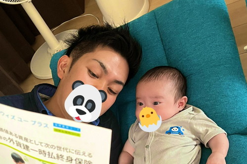 保険の説明を聞く赤ちゃん