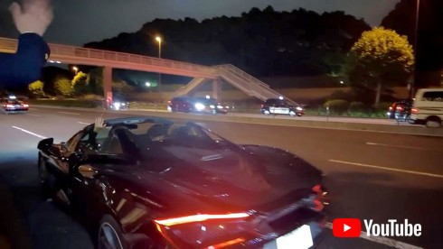 夜の街へ走り去っていった吉村さんとマクラーレン