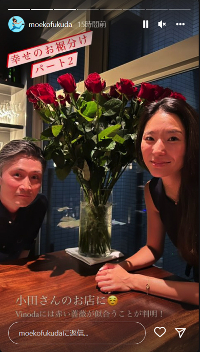 井手川直樹からもらったバラ100本をお裾分けする福田萌子