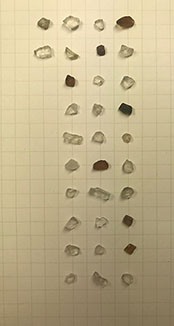 スニーカーの裏に挟まった小石を1年間集めた人