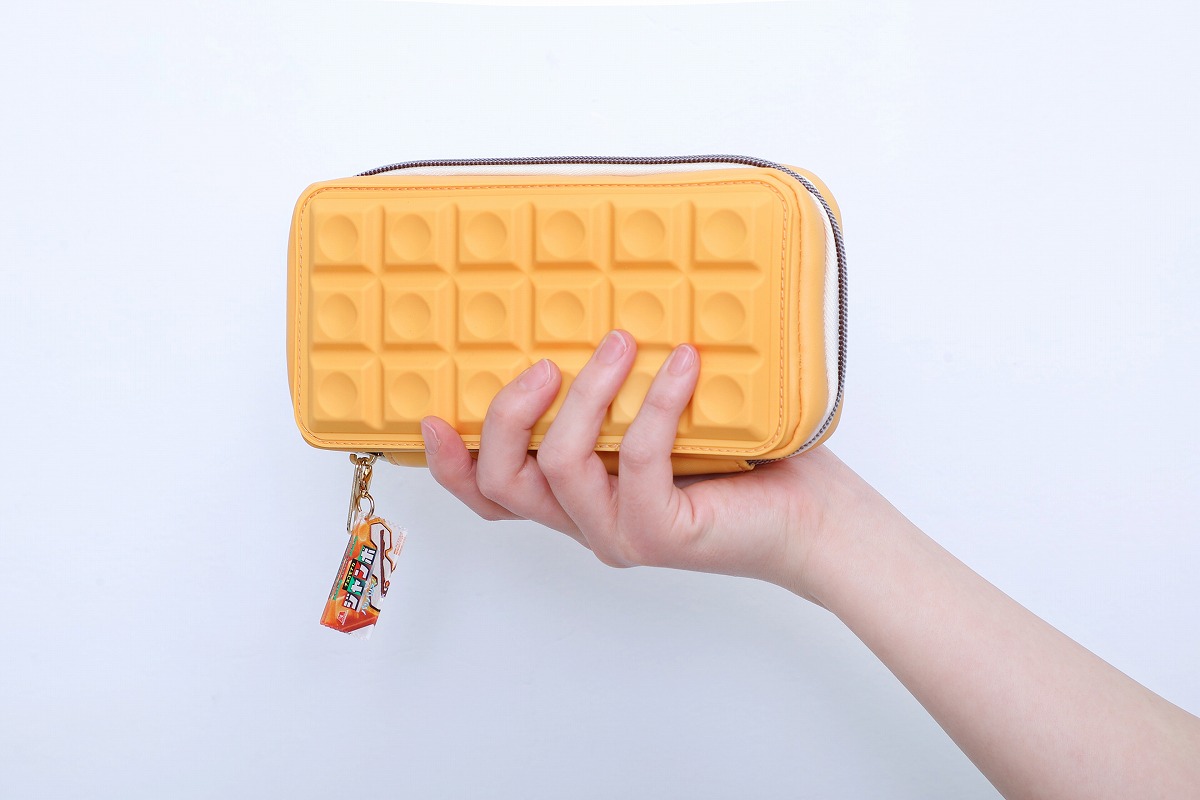 「チョコモナカジャンボ」がポーチになった！　モナカの凹凸も完全再現、ムックの付録として登場