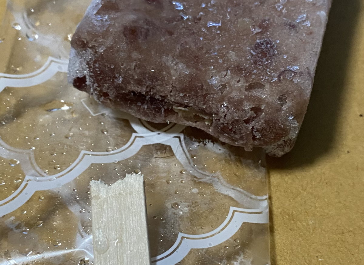 記硬すぎる「あずきバー」の弱点を酔った勢いで発見した1枚が衝撃と爆笑　「木より硬いアイス……」