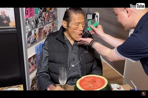 スイカを食べるアントニオ猪木