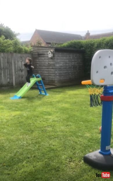 ガッツポーズをする男の子