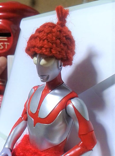 帽子をかぶせてもらったウルトラマン