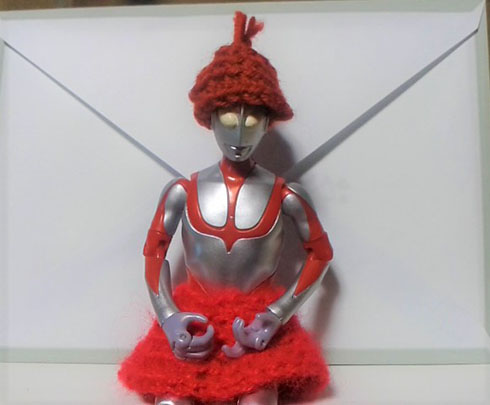 帽子をかぶせてもらったウルトラマン・引き画像