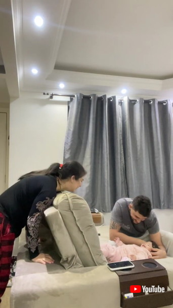 のぞきこむママ