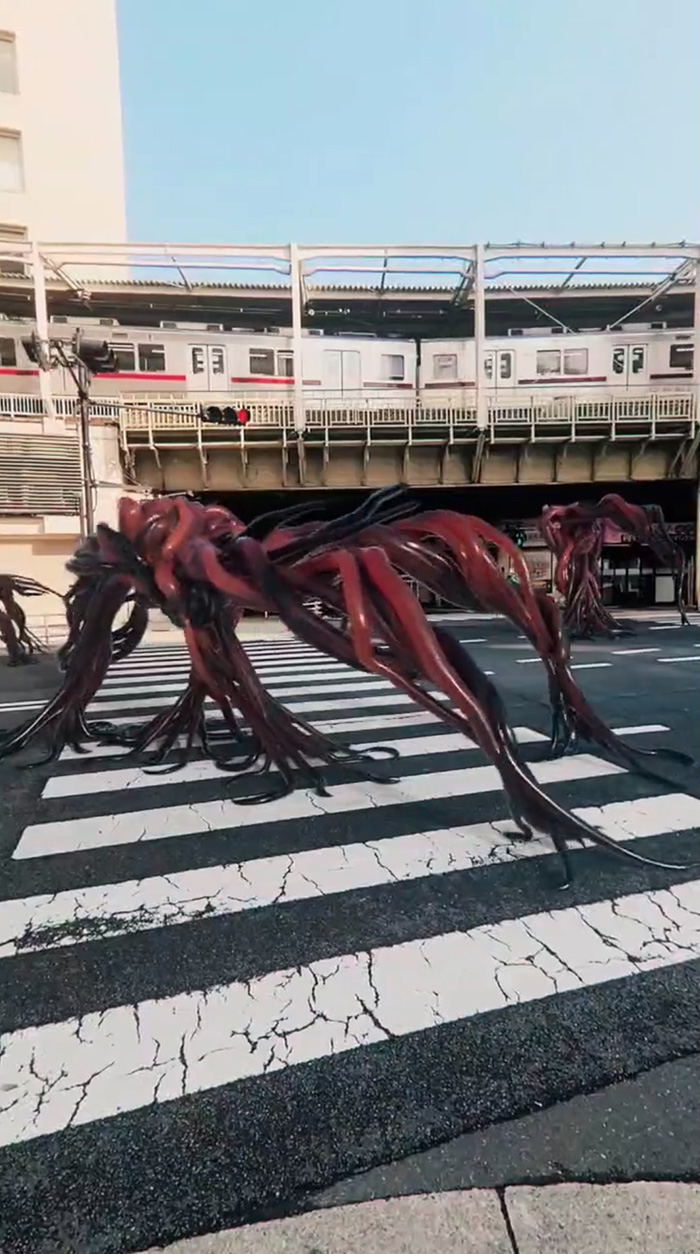 「浅草駅前 AM7:46」モンスター出没？　駅前を異形が闊歩するCG作品がリアルすぎてすごい
