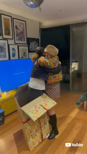 ハグをして喜ぶ2人