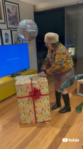 プレゼントを開けようとする女性