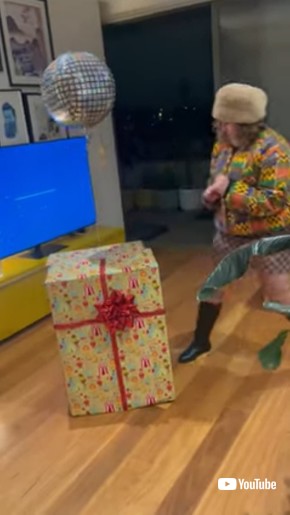 びっくりする女性