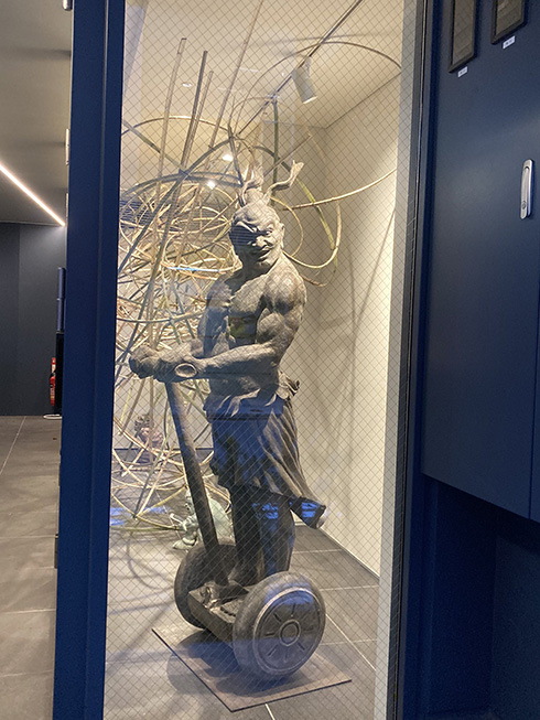 楽しそうにセグウェイを乗りこなす仁王像が話題に　狛犬と一緒に赤ん坊をあやす”オフ日”の姿も