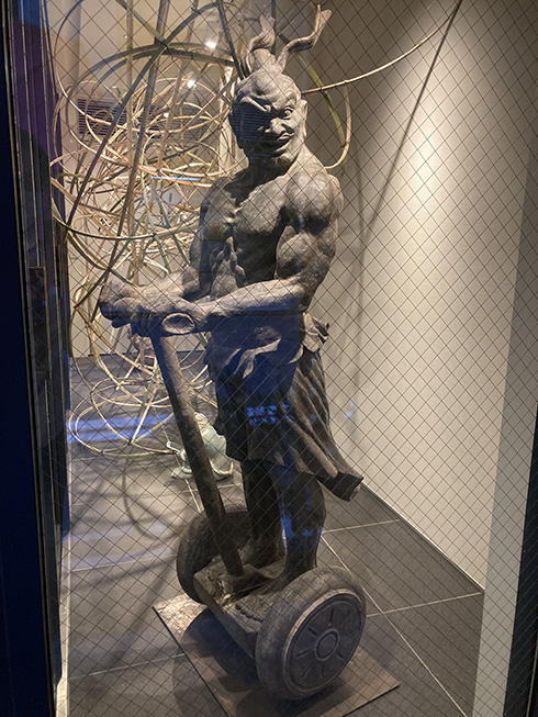 楽しそうにセグウェイを乗りこなす仁王像が話題に　狛犬と一緒に赤ん坊をあやす”オフ日”の姿も