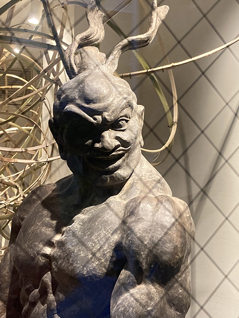 楽しそうにセグウェイを乗りこなす仁王像が話題に　狛犬と一緒に赤ん坊をあやす”オフ日”の姿も