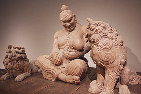 楽しそうにセグウェイを乗りこなす仁王像が話題に　狛犬と一緒に赤ん坊をあやす”オフ日”の姿も