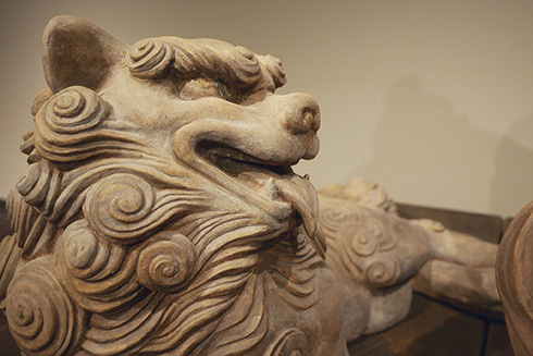 楽しそうにセグウェイを乗りこなす仁王像が話題に　狛犬と一緒に赤ん坊をあやす”オフ日”の姿も