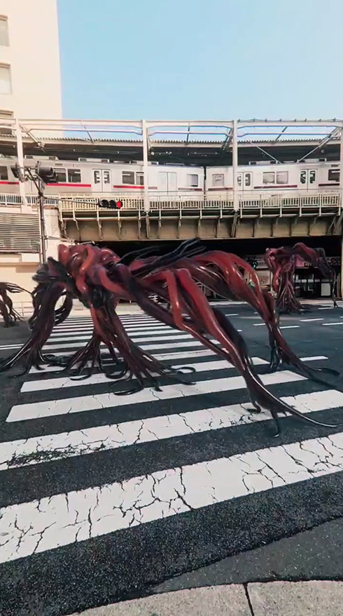 「浅草駅前 AM7:46」モンスター出没？　駅前を異形が闊歩するCG作品がリアルすぎてすごい