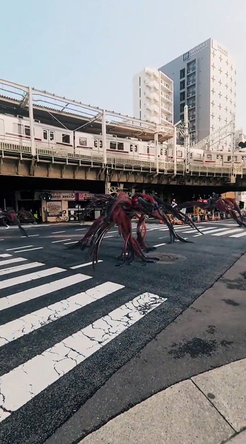 「浅草駅前 AM7:46」モンスター出没？　駅前を異形が闊歩するCG作品がリアルすぎてすごい