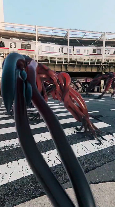 「浅草駅前 AM7:46」モンスター出没？　駅前を異形が闊歩するCG作品がリアルすぎてすごい