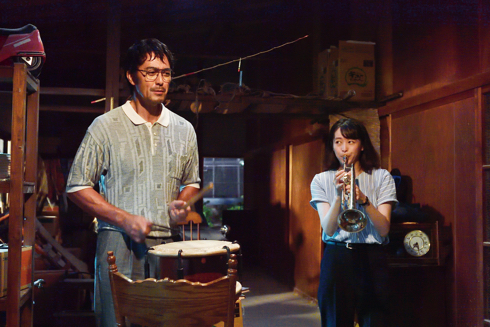 映画「異動辞令は音楽隊！」清野菜名と阿部寛