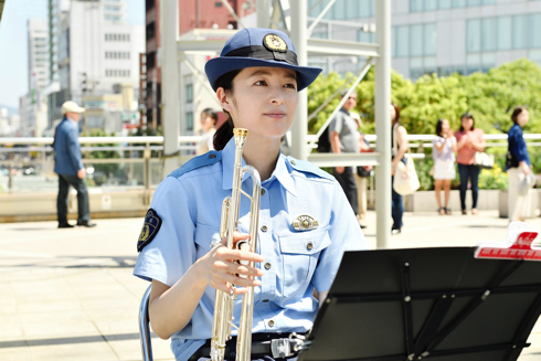 映画「異動辞令は音楽隊！」清野菜名の警察制服姿