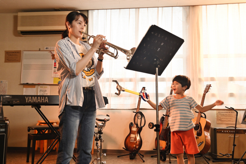 映画「異動辞令は音楽隊！」清野菜名と息子役