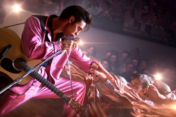 エルヴィス・プレスリーを演じるオースティン・バトラー