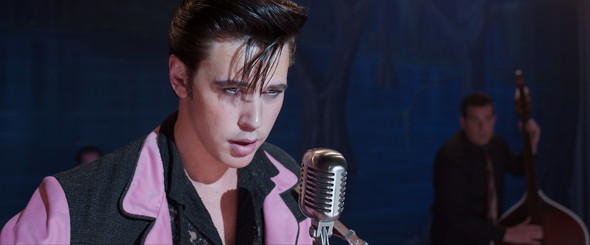 エルヴィス・プレスリーを演じるオースティン・バトラー