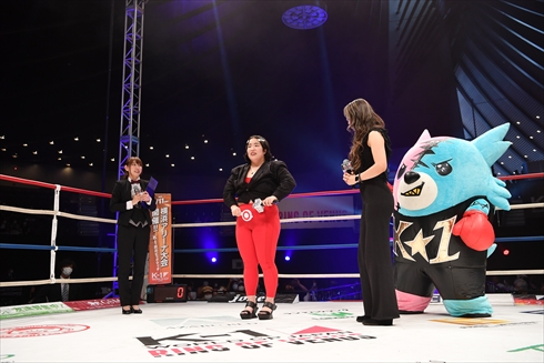 ラウンドガールを務めたゆりやんレトリィバァ