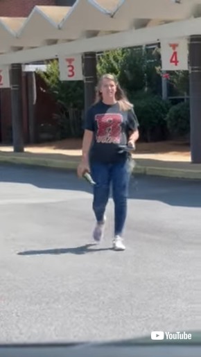 車に向かってくる女性