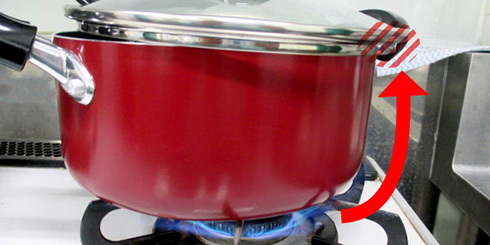 「お玉を入れたまま蓋をして加熱しないで」　調理器具メーカーがガラスが粉々になる事故の注意喚起