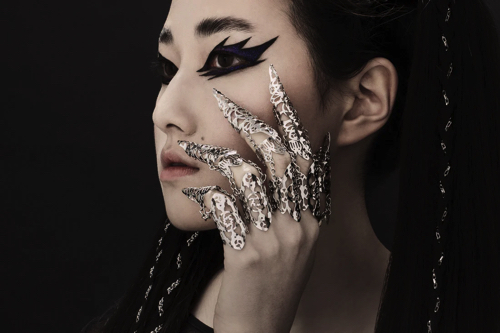 ネイル付きのハンドアーマー