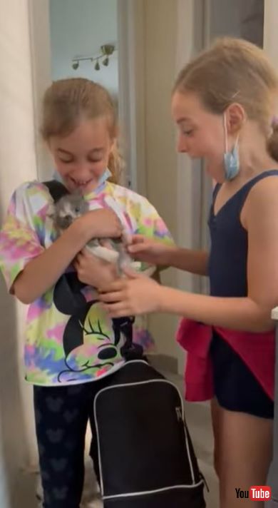 抱っこする双子