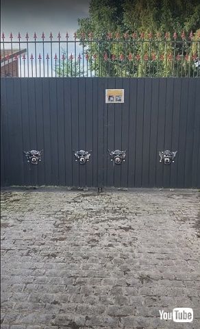 ハスキーマスクがある塀