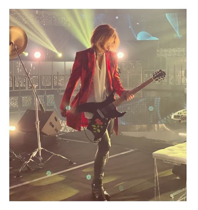母逝去後初のショーへ臨む「X JAPAN」のYOSHIKI