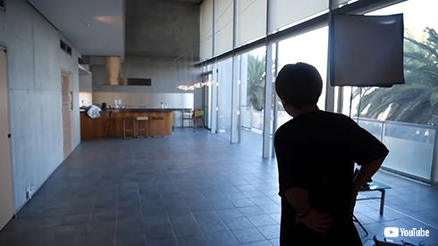 はじめしゃちょーが住む3億円豪邸で一番暑い総ガラス張りの部屋