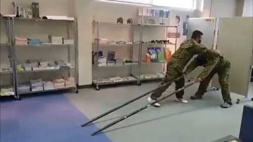自衛隊 迷彩服 応急 担架 作成法 衣類 上着 防災 アイデア