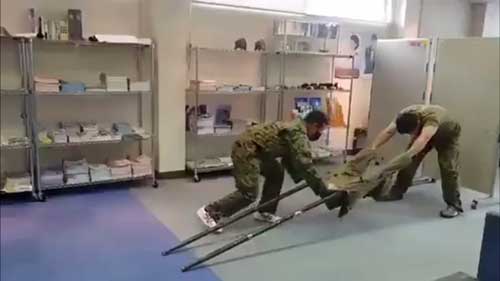 自衛隊 迷彩服 応急 担架 作成法 衣類 上着 防災 アイデア
