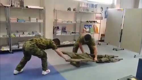 自衛隊 迷彩服 応急 担架 作成法 衣類 上着 防災 アイデア