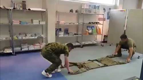 自衛隊 迷彩服 応急 担架 作成法 衣類 上着 防災 アイデア