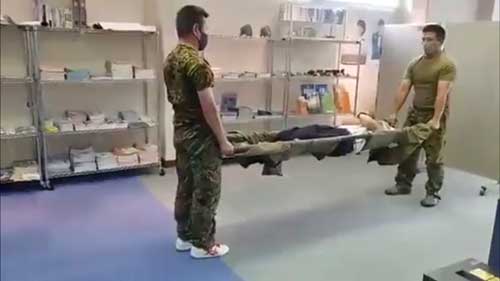 自衛隊 迷彩服 応急 担架 作成法 衣類 上着 防災 アイデア